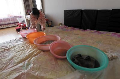 宝兴楼上漏水，住户失联，小区没物管，业主维权难！律师来支招……
